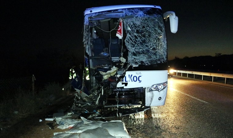 Afyonkarahisar'da yolcu otobüsü ile kamyon çarpıştı: Muavin öldü, 38 yaralı 2 Afyonkarahisar'da yolcu otobüsü ile kamyon çarpıştı: Muavin öldü, 38 yaralı