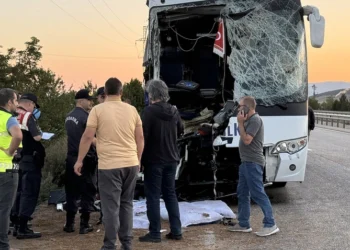 Afyonkarahisar’da yolcu otobüsü ile kamyon çarpıştı: Muavin öldü, 38 yaralı