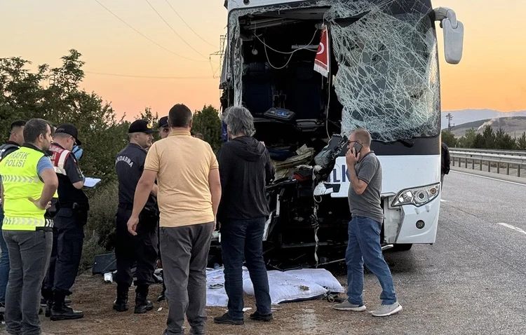Afyonkarahisar'da yolcu otobüsü ile kamyon çarpıştı: Muavin öldü, 38 yaralı 1 Afyonkarahisar’da yolcu otobüsü ile kamyon çarpıştı: Muavin öldü, 38 yaralı