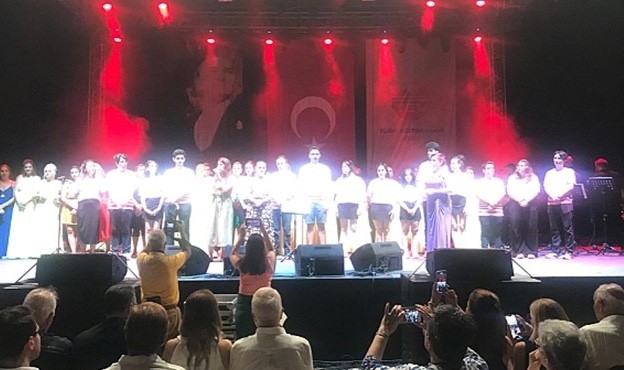 Çeşme’ye konsere gelen Yunan şarkıcı, Türk bayrağının indirilmesini isteyince kriz çıktı