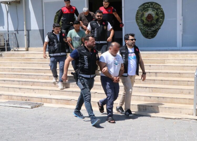 Polis kılığında kuyumcunun evini basıp altınlarını çaldılar 1 Polis kılığında kuyumcunun evini basıp altınlarını çaldılar