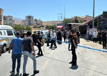 Polis,  akrabalarına ateş açtı: 3’ü ağır 5 yaralı