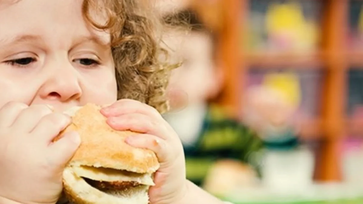 Çocuklarda obezite tehlikesi: ‘Bir öğün, bir bardakta’