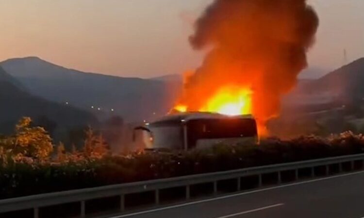 Bu kaçıncı yangın? Seyir halindeki yolcu otobüsü yanarak kül oldu