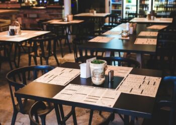 Yeni meslek, restoran mankeni: 4 saat otur, 1500 lirayı al