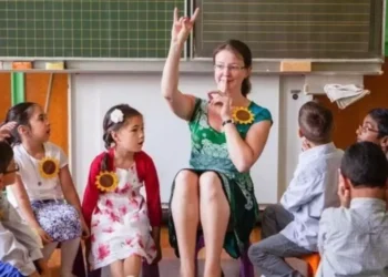 Birbirine benzeyen Bozkurt selamı ve sessizlik tilkisi işareti, Almanya’da krize neden oldu