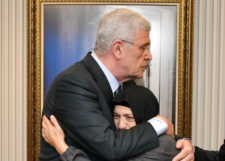 Sinan Ateş'in annesi ve ablası, Özgür Özel ve Müsavat Dervişoğlu ile görüştü 1 Sinan Ateş’in annesi ve ablası, Özgür Özel ve Müsavat Dervişoğlu ile görüştü