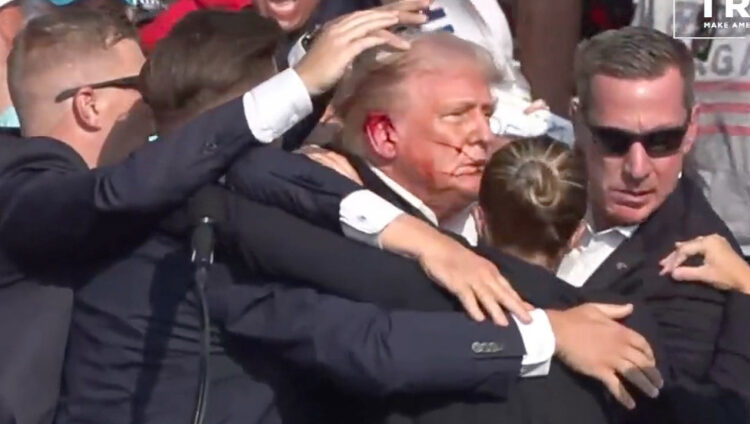 Trump’a mitingde silahlı saldırı, kurşun kulağını sıyırdı geçti