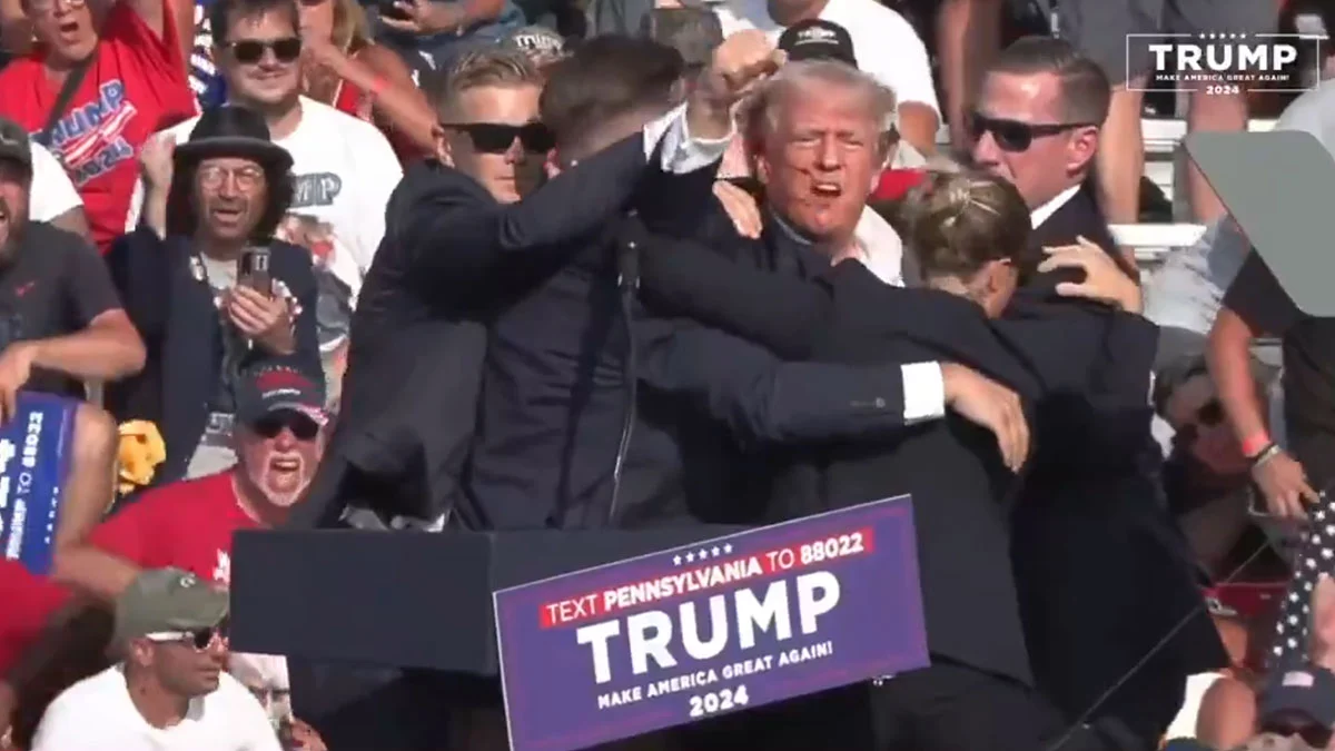 Trump'a mitingde silahlı saldırı, kurşun kulağını sıyırdı geçti