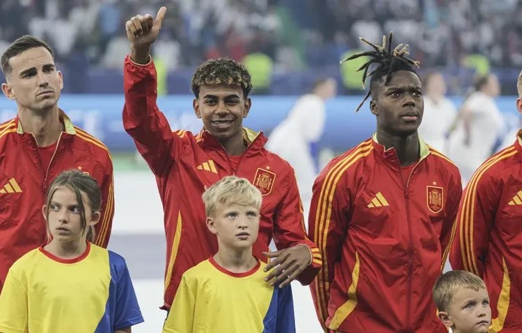 Şampiyon İspanya'nın 17'lik yıldızı Yamal tarihe geçti 1 Şampiyon İspanya’nın 17’lik yıldızı Yamal tarihe geçti