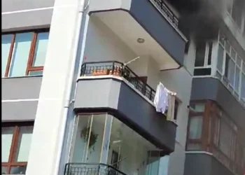 Yangının ortasında kalan çocuk, ıslak bezler ile alevlerden korundu