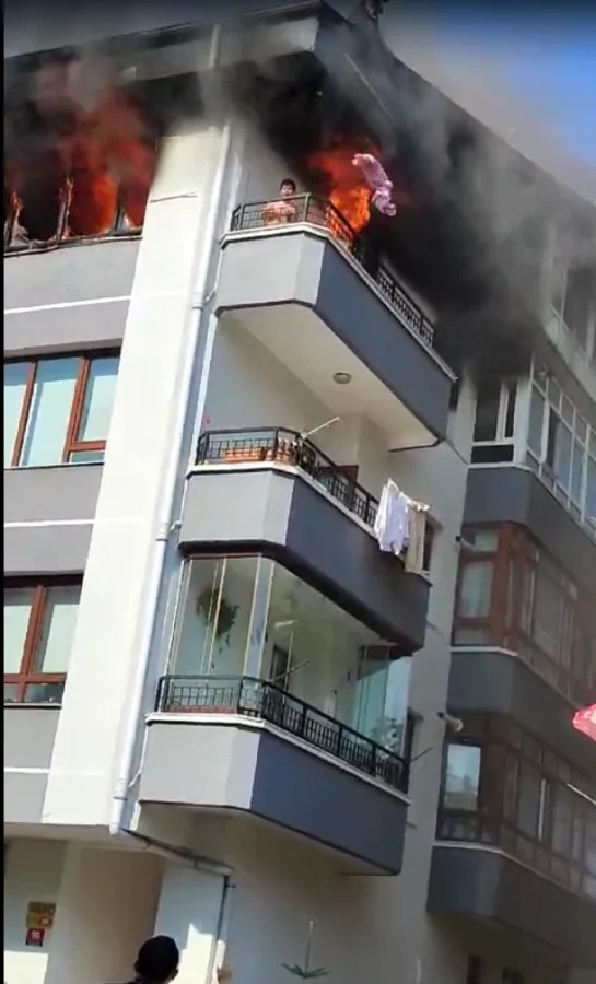 Yangının ortasında kalan çocuk, ıslak bezler ile alevlerden korundu 3 Yangının ortasında kalan çocuk, ıslak bezler ile alevlerden korundu