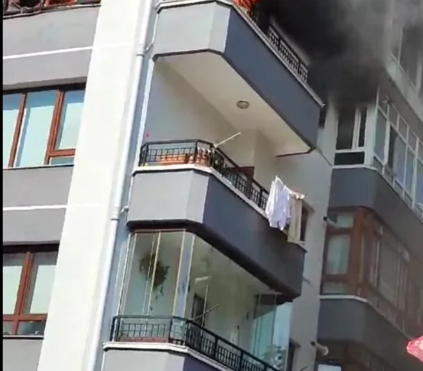 Yangının ortasında kalan çocuk, ıslak bezler ile alevlerden korundu 1 Yangının ortasında kalan çocuk, ıslak bezler ile alevlerden korundu