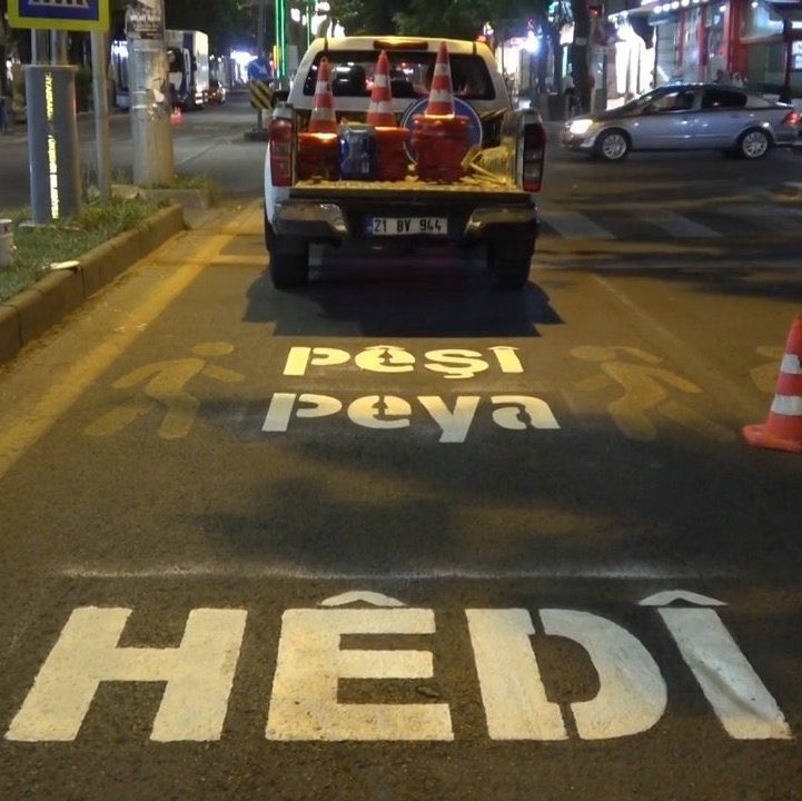 Kürtçe trafik uyarılarını valilik sildirdi, büyükşehir yeniden yazdı