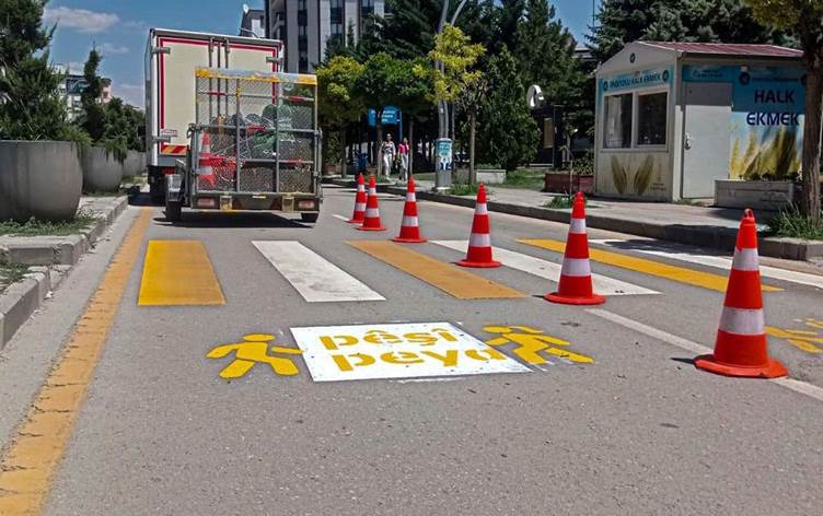 Kürtçe trafik uyarılarını valilik sildirdi, büyükşehir yeniden yazdı
