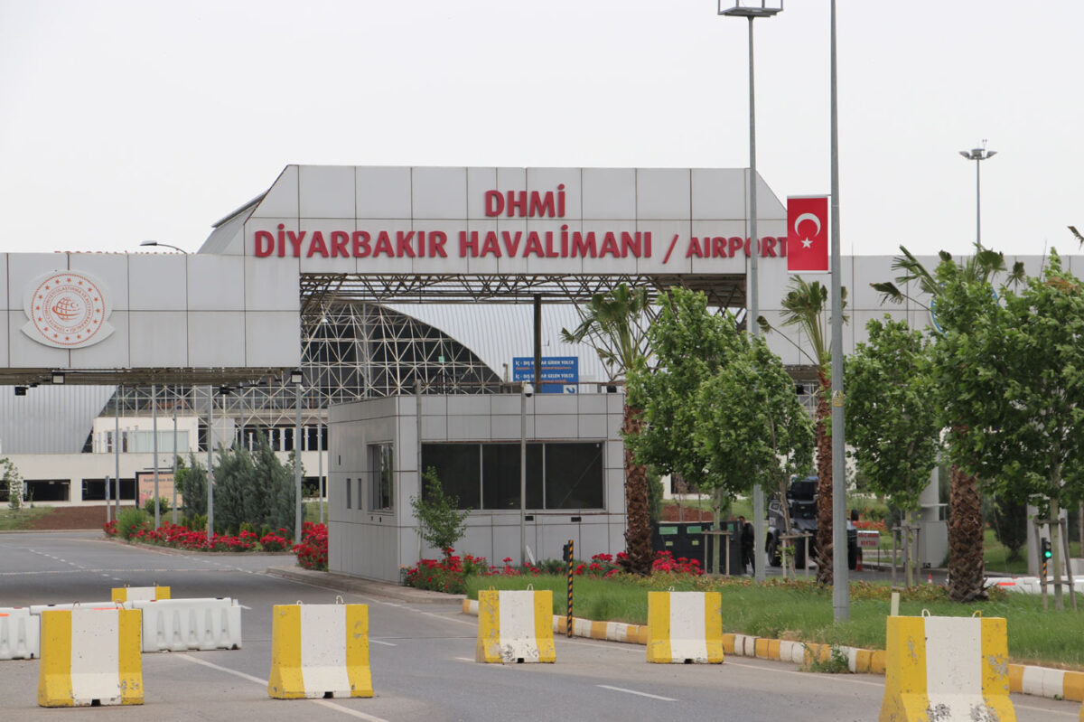 İzmir Metrosu’ndan sonra Diyarbakır Havalimanı’nda yürüyen merdiven kazası 2 İzmir Metrosu’ndan sonra Diyarbakır Havalimanı’nda yürüyen merdiven kazası