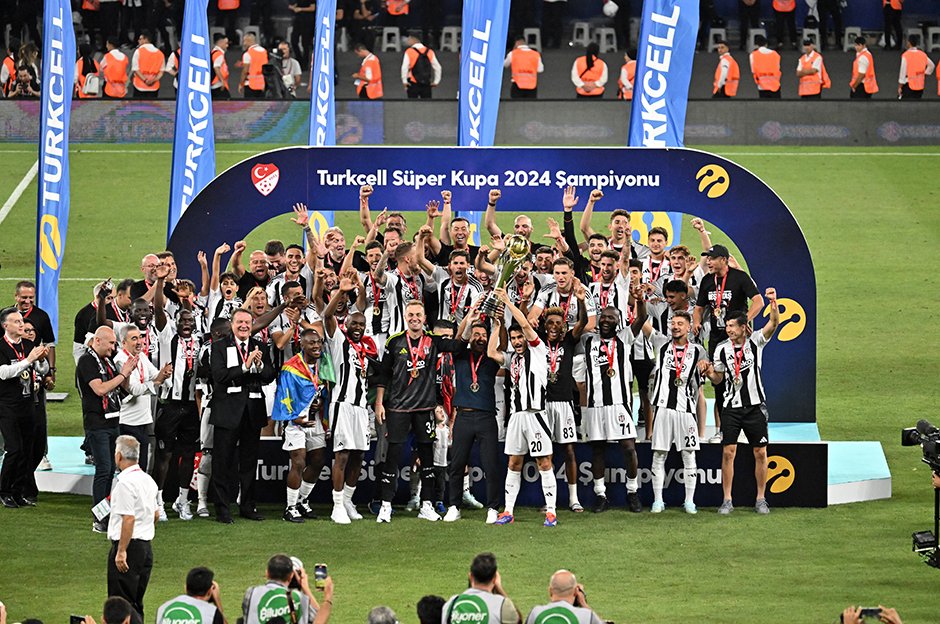 Beşiktaş'tan Galatasaray'a 5 gol birden: Süper Kupa Kara Kartal'ın 2 Beşiktaş'tan Galatasaray'a 5 gol birden: Süper Kupa Kara Kartal'ın
