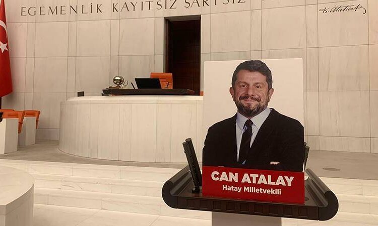 Can Atalay, Ahmet Şık’a yapılan saldırıyı izlerken cezaevi yönetimi TV yayınını kesti 1 Can Atalay, Ahmet Şık’a yapılan saldırıyı izlerken cezaevi yönetimi TV yayınını kesti