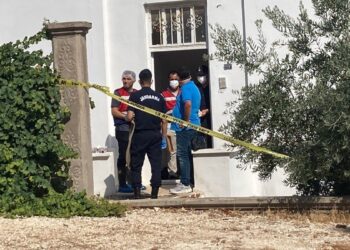 Kayıp öğretmenin cesedi komşu evde bulundu