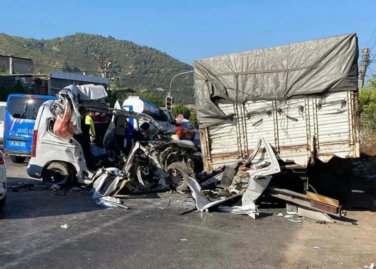 Manisa'da emniyet şeridinde feci kaza: Düğünden dönen ailenin 3 ferdi hayatını kaybetti 1 Manisa’da emniyet şeridinde feci kaza: Düğünden dönen ailenin 3 ferdi hayatını kaybetti