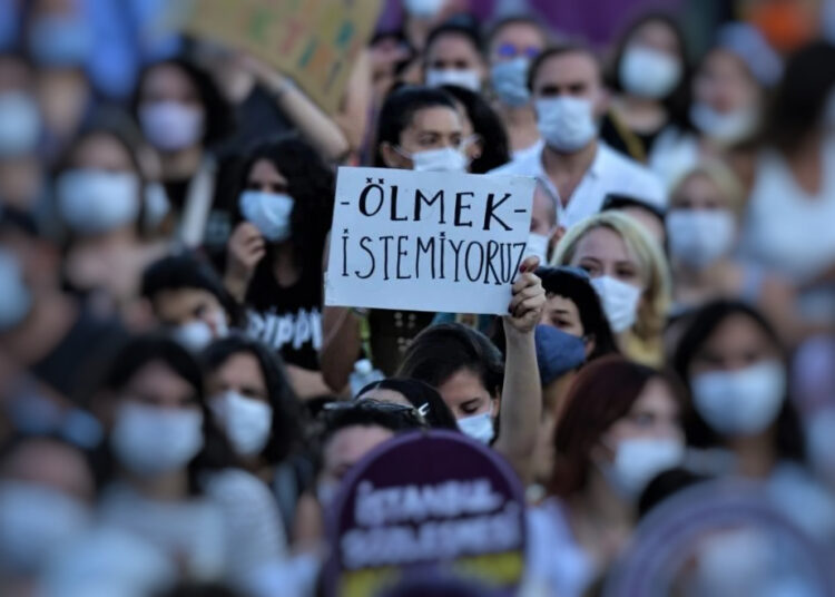Mümtaz'er Türköne I Erkek tanrının kadın kulları: Kadın cinayetlerinin sebebi olarak dinî yorumlar 1 Mümtaz’er Türköne I Erkek tanrının kadın kulları: Kadın cinayetlerinin sebebi olarak dinî yorumlar