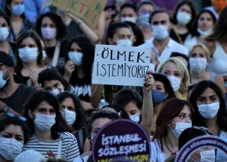 Mümtaz’er Türköne I Erkek tanrının kadın kulları: Kadın cinayetlerinin sebebi olarak dinî yorumlar