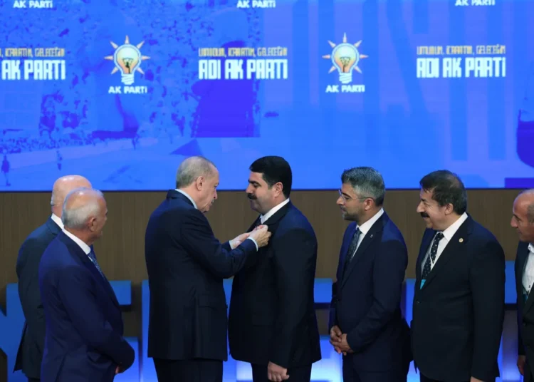 AK Parti’ye katılan milletvekilleri ve belediye başkanları belli oldu