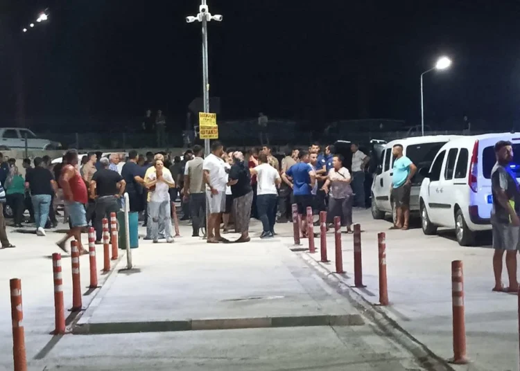 Sahilde oturan gençlere ateş açıldı! 1 ölü, 1 ağır yaralı 1 Sahilde oturan gençlere ateş açıldı! 1 ölü, 1 ağır yaralı