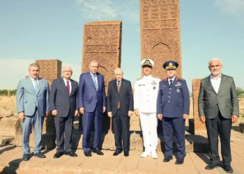 Kuvvet komutanları ile HÜDA PAR lideri aynı karede!