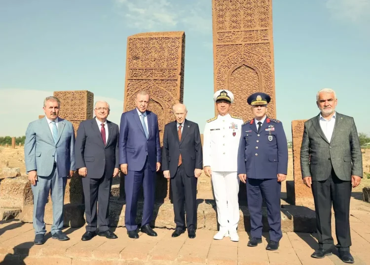 Kuvvet komutanları ile HÜDA PAR lideri aynı karede!