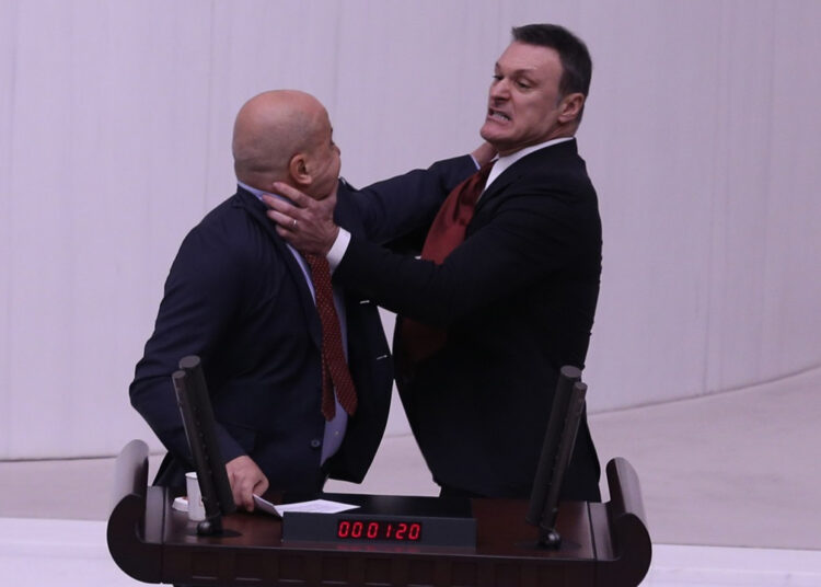 Ahmet Şık ve Alpay Özalan'a kınama cezası verildi 1 Ahmet Şık ve Alpay Özalan’a kınama cezası verildi