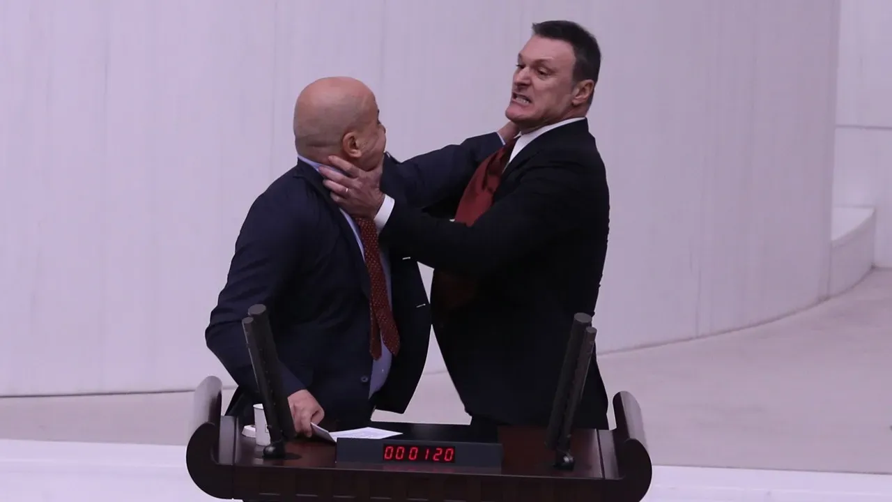 Hüsnü Yusuf Turabiç yazdı I Meclis’teki kavga kime yaradı? 2 Hüsnü Yusuf Turabiç yazdı I Meclis’teki kavga kime yaradı?