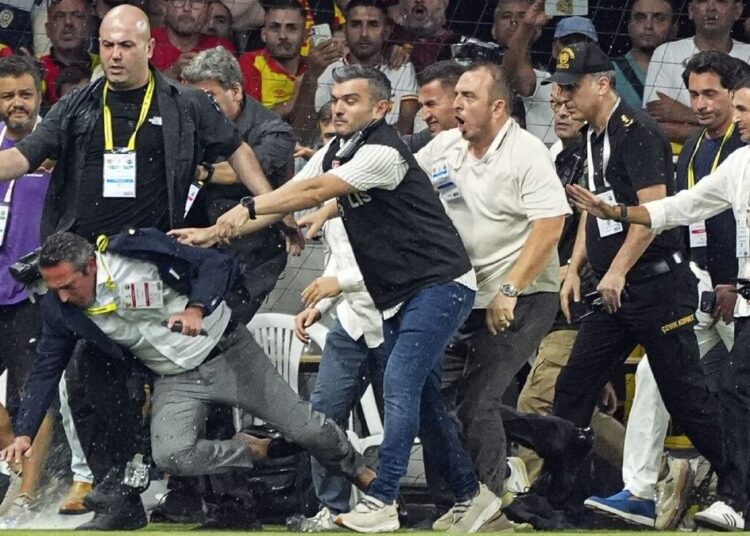 Göztepe-Fenerbahçe maçının cezaları açıklandı: Ali Koç'a saldıran kişinin cezası belli oldu 1 Göztepe-Fenerbahçe maçının cezaları açıklandı: Ali Koç’a saldıran kişinin cezası belli oldu
