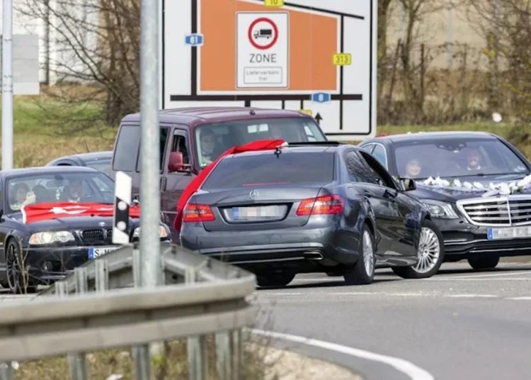 Alman polisi, trafiği felç eden Türk düğün konvoyunu durdurdu, araçlara el koydu