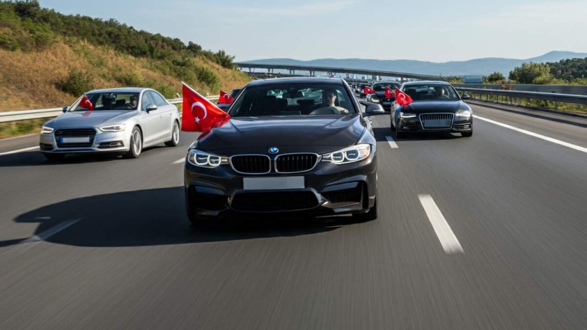Alman polisi, trafiği felç eden Türk düğün konvoyunu durdurdu, araçlara el koydu
