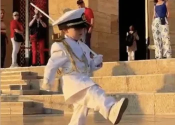 Anıtkabir’de minik askerden saygı nöbeti