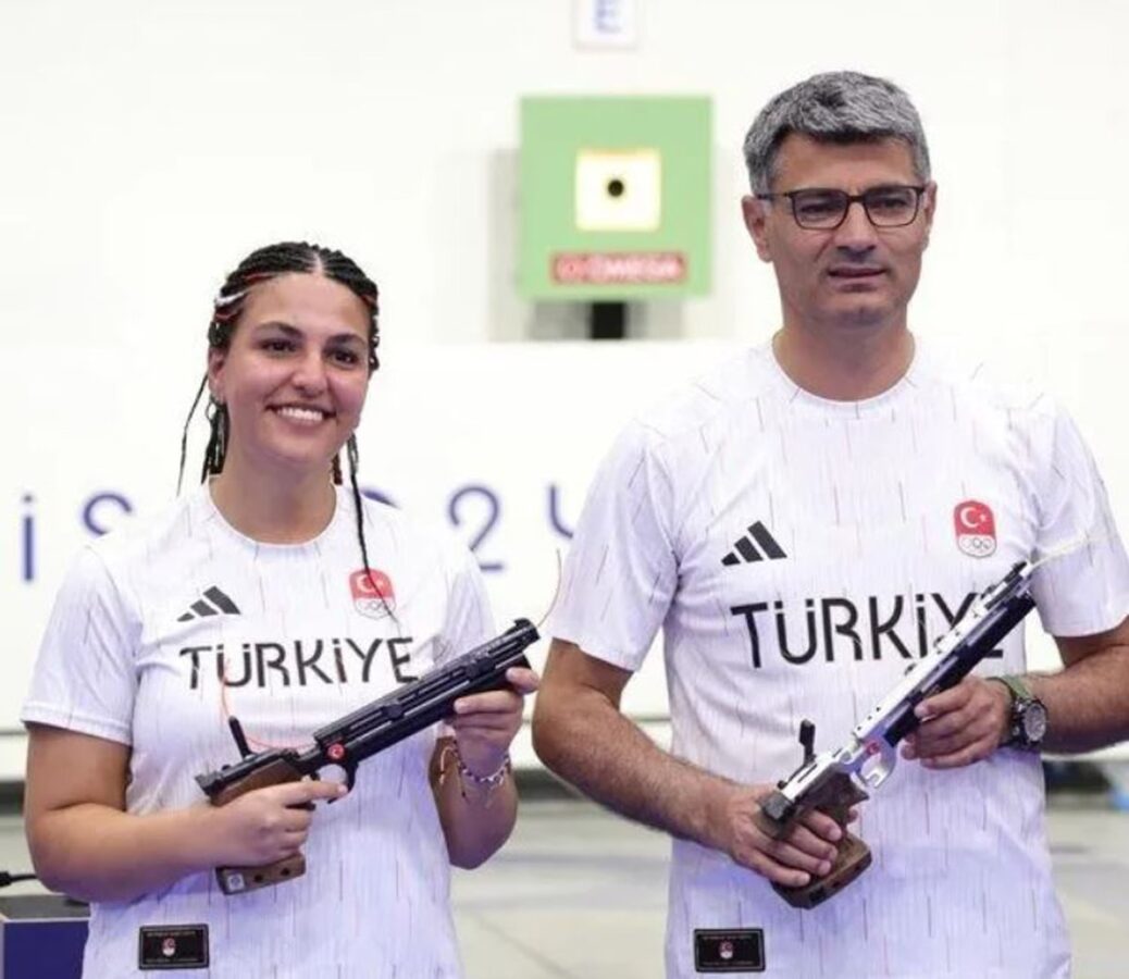 Milli sporcumuz, ekipmansız ve eli cebinde atış yapmasıyla gündem oldu 2 Milli sporcumuz, ekipmansız ve eli cebinde atış yapmasıyla gündem oldu