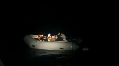 Ege sularında bir gecede 50'ye yakın göçmen yakalandı 2 Ege sularında bir gecede 50'ye yakın göçmen yakalandı