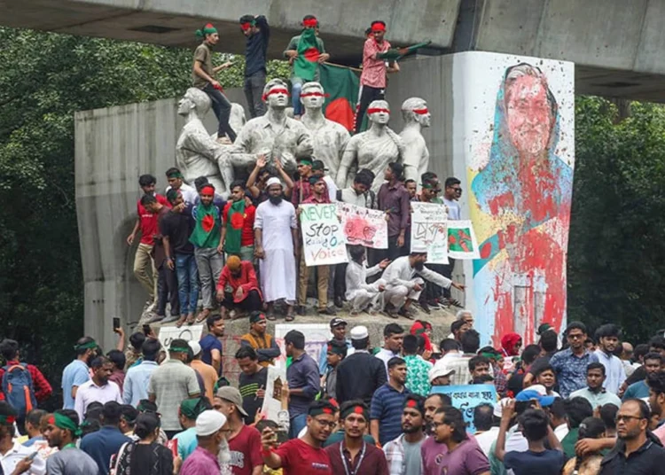 Bangladeş’te işsiz gençler hükümeti devirdi: Başbakan Hindistan’a kaçtı 1 Bangladeş’te işsiz gençler hükümeti devirdi: Başbakan Hindistan’a kaçtı