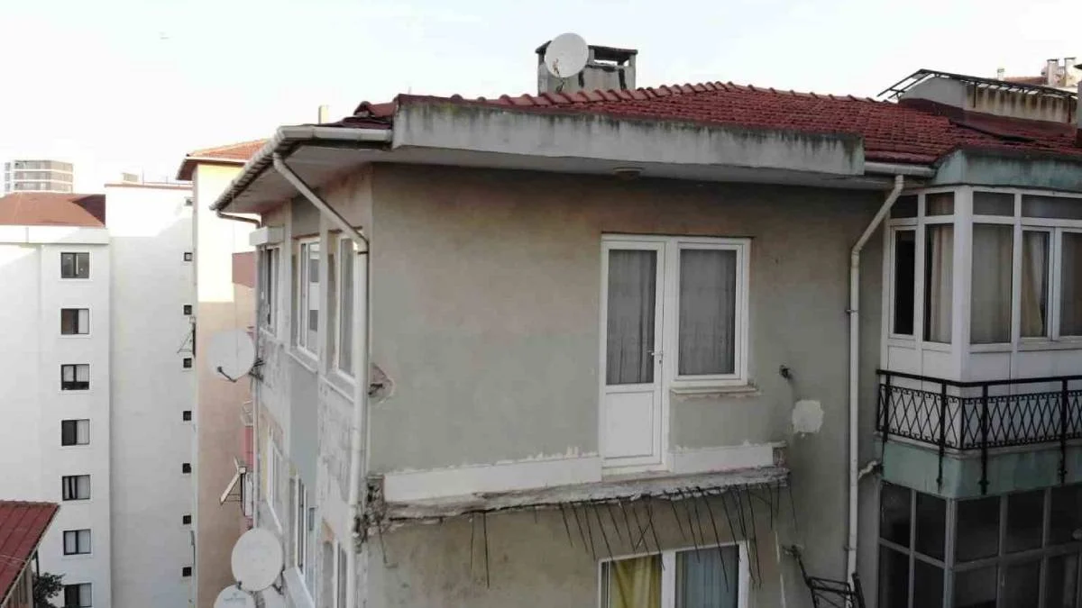 Balkon çöktü, apartman boşaltıldı, bir tek o kaldı: ‘Kimse kalmadı, çok memnun oldum’
