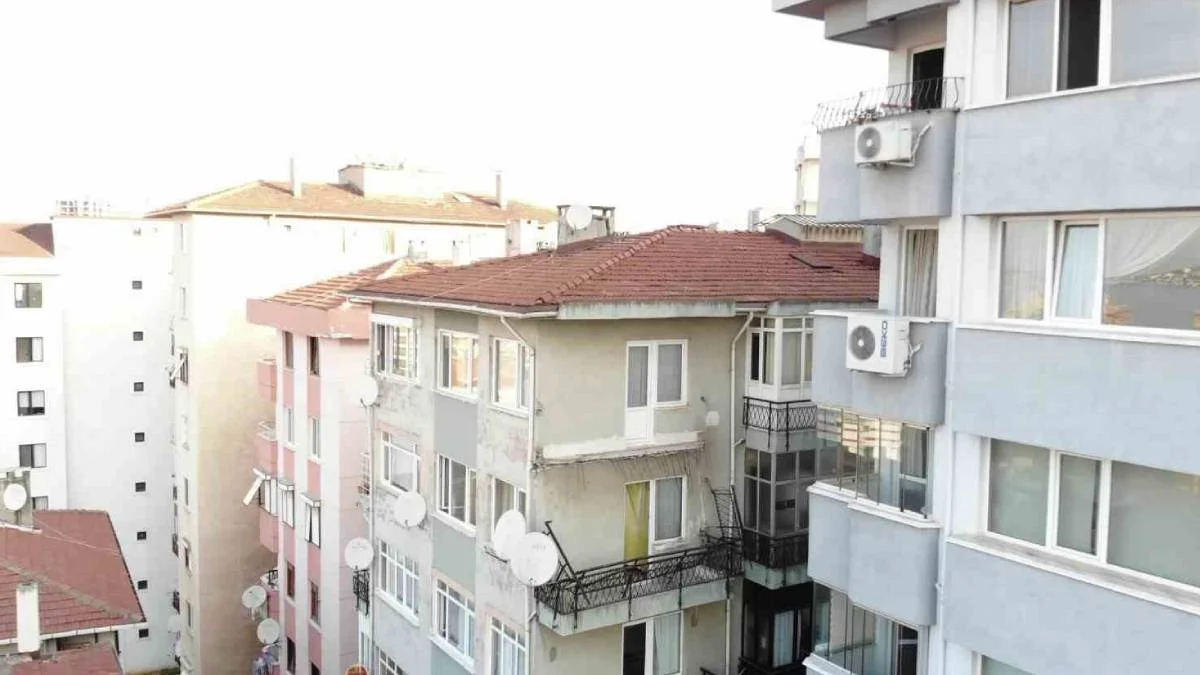 Balkon çöktü, apartman boşaltıldı, bir tek o kaldı: ‘Kimse kalmadı, çok memnun oldum’ 4 Balkon çöktü, apartman boşaltıldı, bir tek o kaldı: ‘Kimse kalmadı, çok memnun oldum’