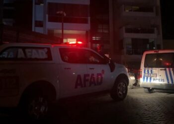 Çocuk, boynundaki muskayı merak edip açtı! 3 kişi hastanelik oldu