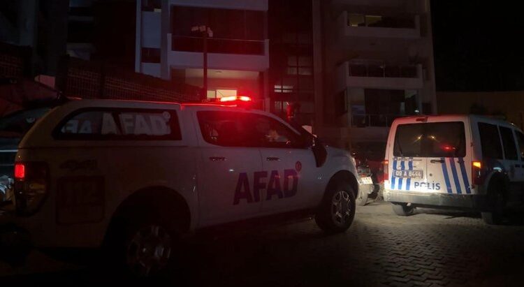 Çocuk, boynundaki muskayı merak edip açtı! 3 kişi hastanelik oldu