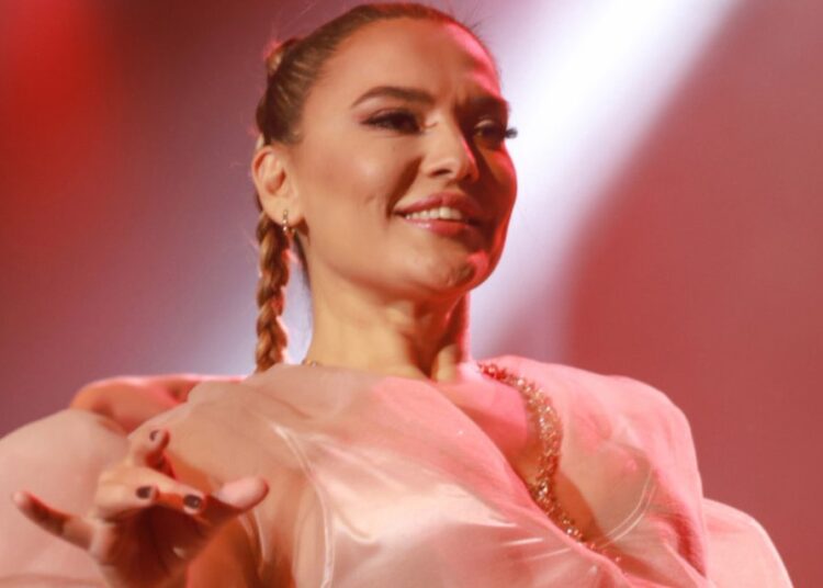 Demet Akalın'a 18 bin TL'lik su faturası geldi, belediye açıklama yaptı 1 Demet Akalın’a 18 bin TL’lik su faturası geldi, belediye açıklama yaptı
