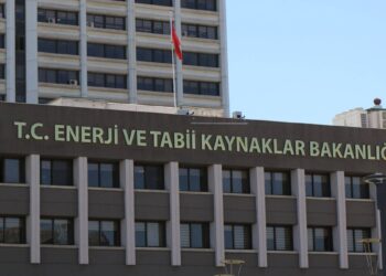 KHK’yla ihraç edildi, yargı kararıyla göreve döndü ama bakanlık haklarını vermedi