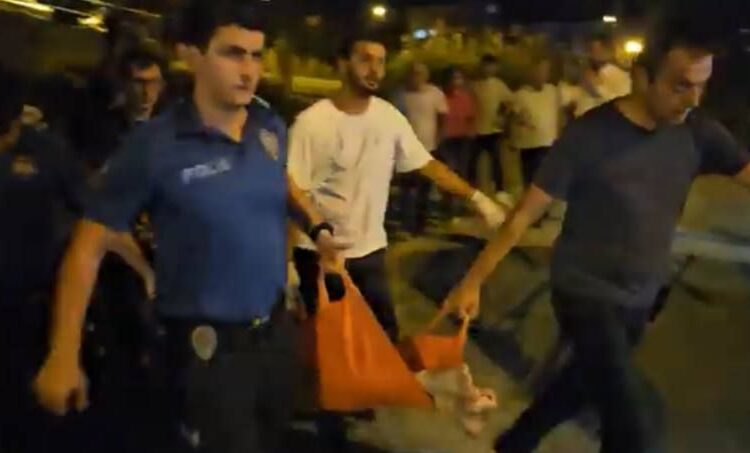 Şizofreni hastası, ailesinden 4 kişiyi bıçakladı, ikisinin durumu ağır! 1 Şizofreni hastası, ailesinden 4 kişiyi bıçakladı, ikisinin durumu ağır!