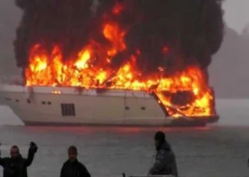 Fethiye’de yat yandı, 4 kişi denize atlayarak kurtuldu