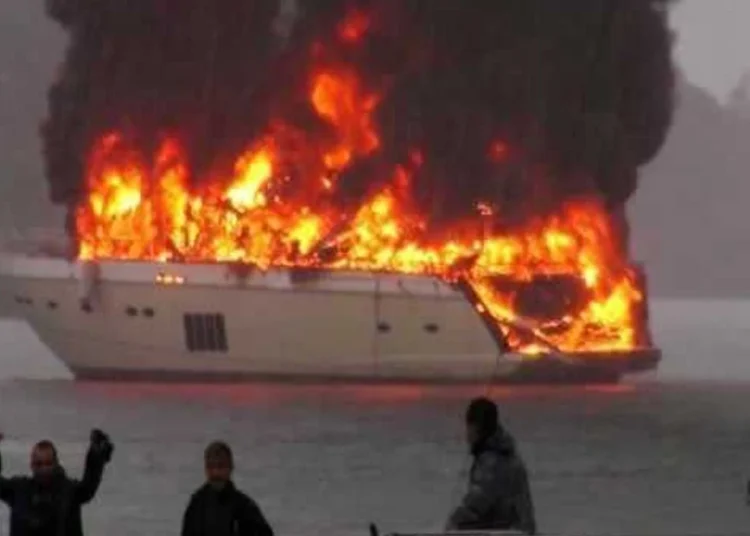 Fethiye’de yat yandı, 4 kişi denize atlayarak kurtuldu 1 Fethiye’de yat yandı, 4 kişi denize atlayarak kurtuldu