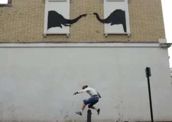 Londra’da gizemli keçiden sonra gizemli filin de Banksy’nin eseri olduğu ortaya çıktı