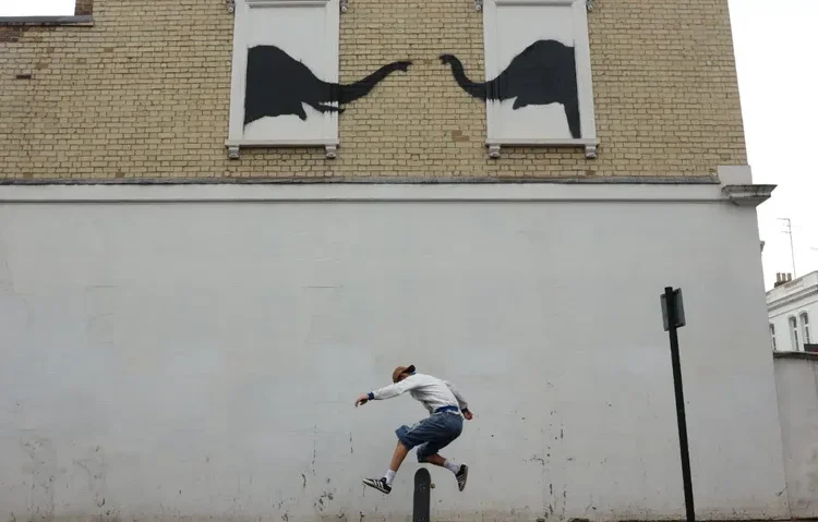 Londra’da gizemli keçiden sonra gizemli filin de Banksy’nin eseri olduğu ortaya çıktı